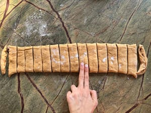 Después, corte la masa en tiras de aproximadamente dos dedos de grosor. Es mejor que tengan un número par de tiras.