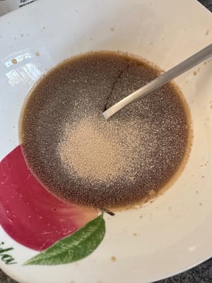 Agregue la levadura instantánea al líquido.