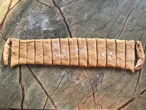 之後，將麵團切成約兩指寬的條狀。最好切成偶數條。