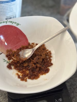 先將紅糖放入45克滾水中融化，待紅糖完全融化後，加入剩餘的80克冷水。