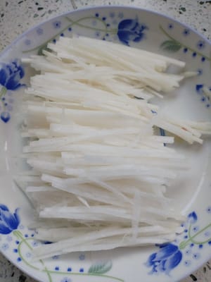 무를 잘게 썰어 따로 보관합니다.