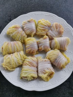 Das Rollen der Senfblätter ist fertig