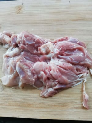 Hähnchen gründlich waschen und abtrocknen