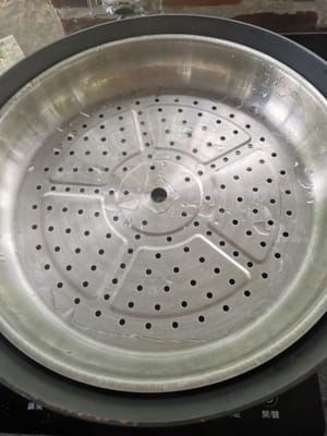 Und bereiten Sie eine Bratpfanne vor, gießen Sie Wasser hinein, warten Sie, bis das Wasser kocht