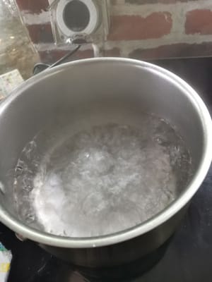 Einen Topf vorbereiten, Wasser hineingießen, warten, bis das Wasser kocht