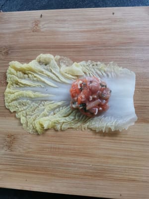 dann den Weißkohl und das Hackfleisch anrichten