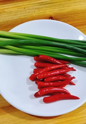蒜苔200克，红辣椒20
