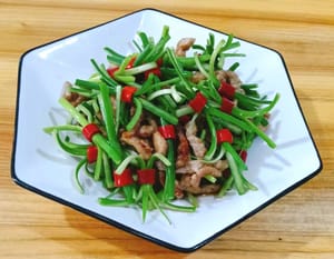 A dish of green shredded red pepper is ready