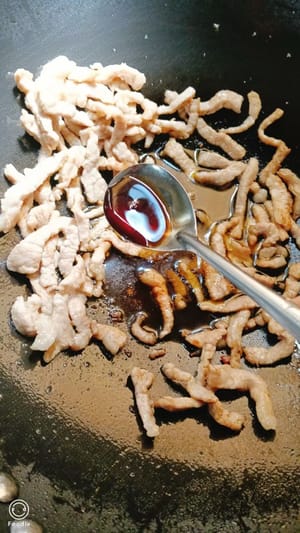 Stir-fry the shredded pork until fragrant, add one teaspoon of light soy sauce, half a teaspoon of oyster sauce, a little salt, and stir-fry evenly.