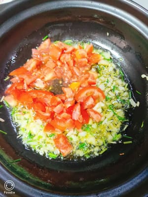 Aggiungere i pomodori preparati.