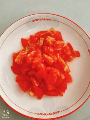 Tagliare a dadini 30 grammi di pomodori e mettere da parte.