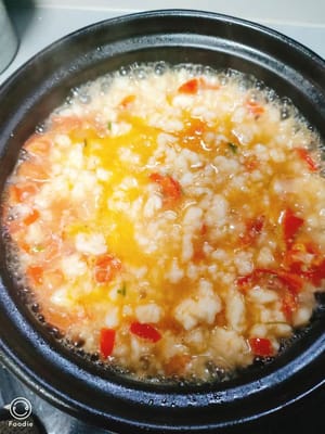 Dopo che l'acqua di cottura dei pomodori bolle, versate l'igname preparato. Aggiungete un po' di sale, pepe, 1 cucchiaino di olio di sesamo, 1 cucchiaino di salsa di soia e mescolate bene.