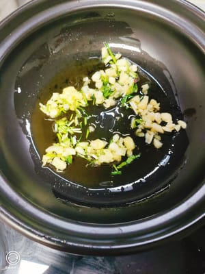 Scaldare l'olio in una padella e aggiungere l'aglio tritato e il cipollotto tritato. Rosolare fino a quando non saranno fragranti.