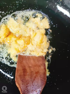Scaldate l'olio in una padella e friggete un uovo.