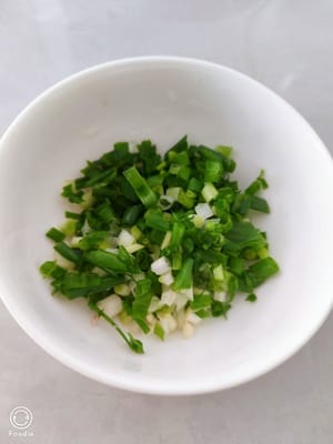 Mettere da parte 15 grammi di cipollotto verde tritato.