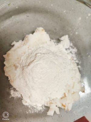 Aggiungere 50 grammi di farina all'igname schiacciato.