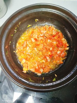 Soffriggere i pomodori per ricavarne il succo.