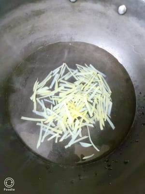 薯仔絲汆燙兩分鐘撈起待用。