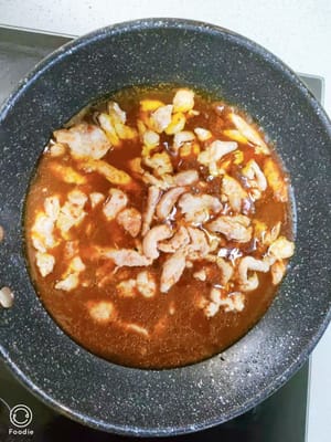 接著倒入預先備好的料汁炒拌均勻讓每根肉絲都裹上醬汁，
