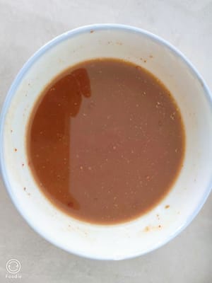 調味汁，半碗清水生抽老抽，玉米澱粉，鹽，胡椒粉，白糖，一起攪拌均勻待用。