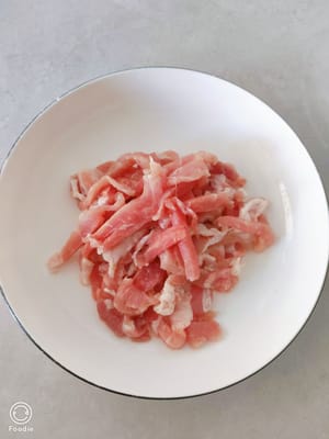 肉切成絲。