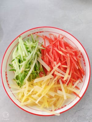 Cut the carrots, cucumbers and potatoes into shreds. They don’t need to be cut too finely, just cut them evenly.