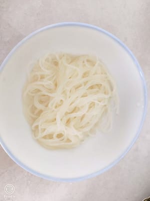 Soak the vermicelli in advance and set aside.