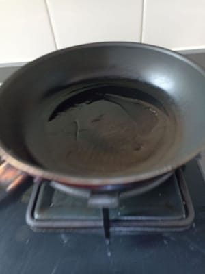 Scaldare la padella, aggiungere 5 cucchiai di olio