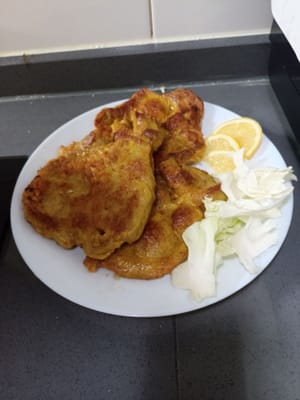 Questo è il risultato dopo aver cotto tutto. Ho aggiunto qualche fetta di limone e qualche fetta di cavolo per decorare e ora la bistecca di collo di maiale è pronta per essere servita.
