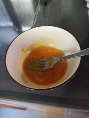 Prima di friggere, impanarlo con uovo e amido di mais. Rompere 1 uovo e sbatterlo leggermente, quindi...