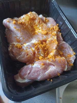Lavare e asciugare la carne, quindi aggiungere 1/2 cucchiaio di condimento per marinata e mescolare.