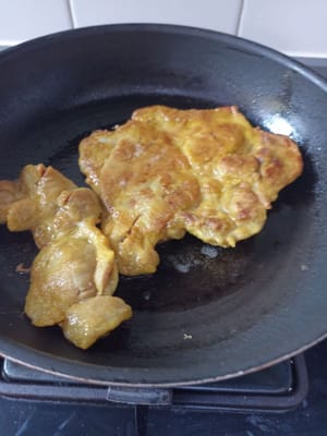 Dopodiché, lo giriamo, una volta cotto ci vogliono 7-8 minuti per una cottura perfetta. L'ho cucinato due volte, ragazzi, ma non ho fatto foto di tutte.