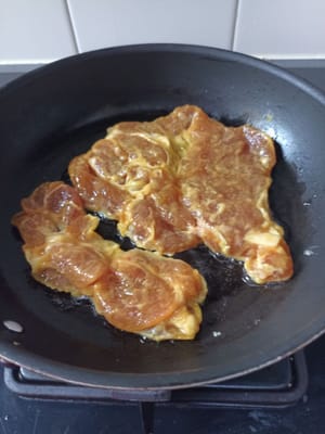 Aggiungere la carne e cuocere a fuoco lento per qualche minuto.