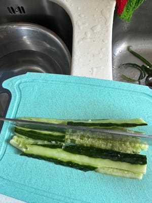 Corte el pepino en la misma dirección que el cuchillo para evitar que se enganche con él.