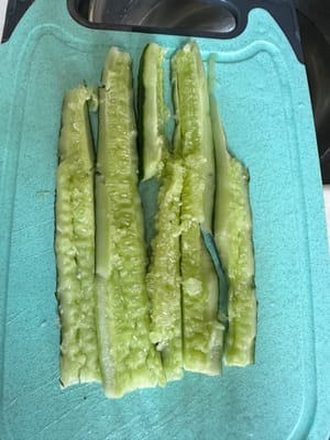 Dale esta forma al pepino.