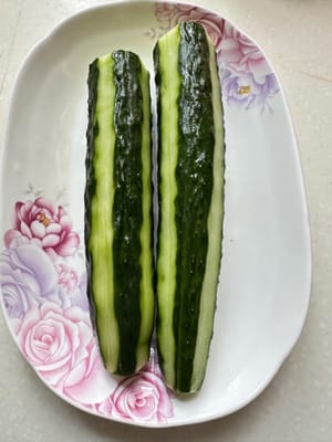 Lava y pela el pepino un poco más rápido.