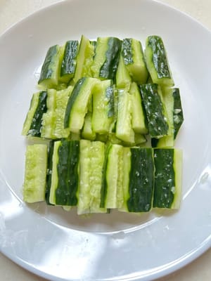 Ponga pepinos así en un plato.