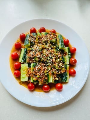 Espolvorear semillas de sésamo sobre el condimento y decorar con tomates.
