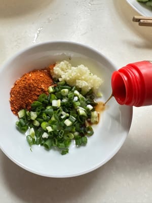 Ajo, chile, cebolla, salsa de soja, mezclar todos los ingredientes juntos.
