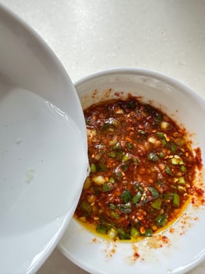 Ajusta los ingredientes y añade media cucharadita de agua.