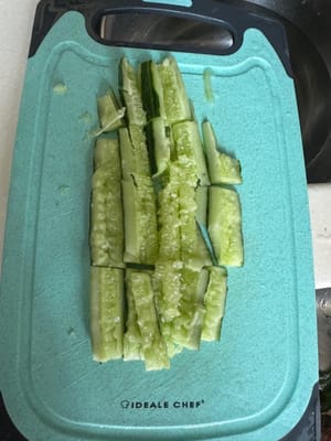 Corte el pepino en rodajas de aproximadamente una pulgada de largo.