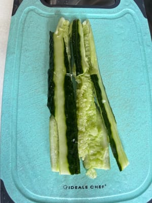 Usa un cuchillo para golpear el pepino de esta manera.