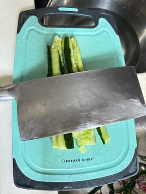 Picar el pepino con un cuchillo.